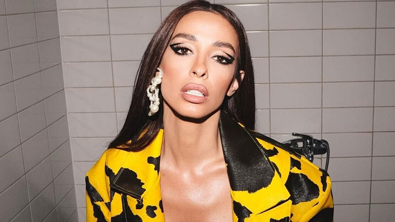 Η Ελένη Φουρέιρα ποζάρει με ακάλυπτη τη φουσκωμένη κοιλιά της σε προχωρημένη εγκυμοσύνη